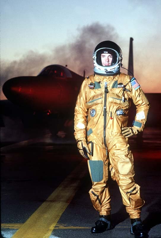 Pressure suit - Wikipedia